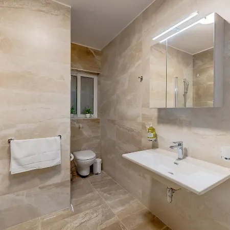 Apartment Chic 2br Apartment, Ideal Location