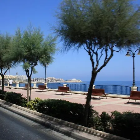 Chic 2br Apartment, Ideal Location Apartment