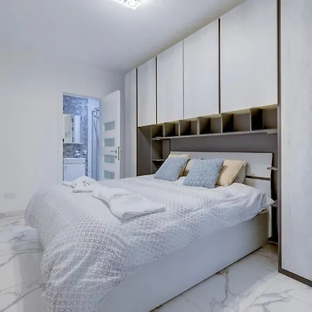 Apartment Chic 2br Apartment, Ideal Location