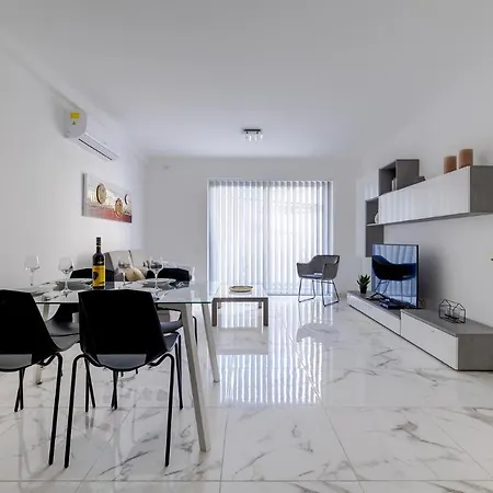 Chic 2br Apartment, Ideal Location * Sliema