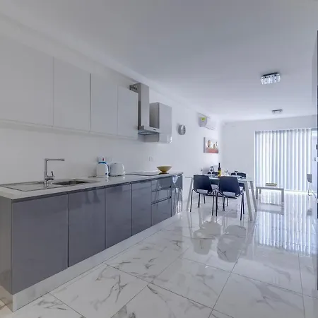 Appartamento Chic 2br Apartment, Ideal Location *